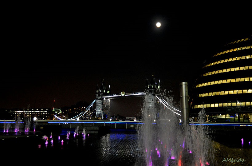 la luna sobre el puente de la Torre de Londres