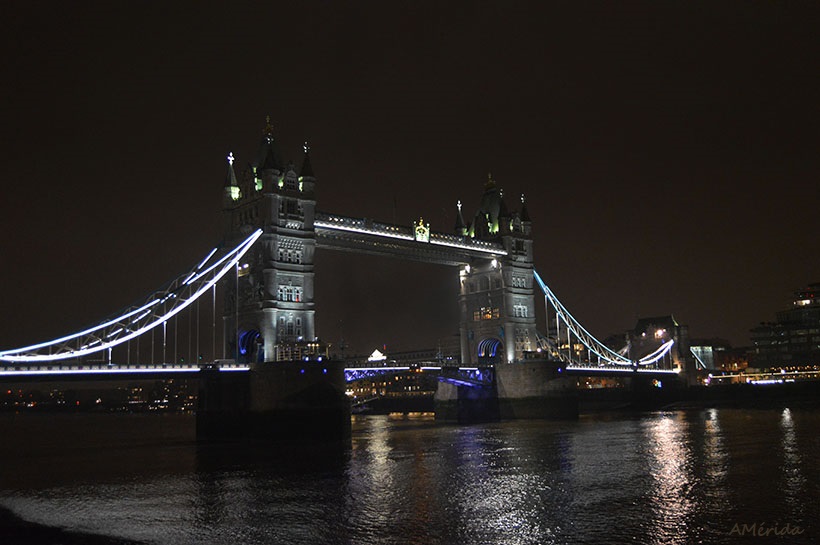 puente de la Torre de Londres nocturna